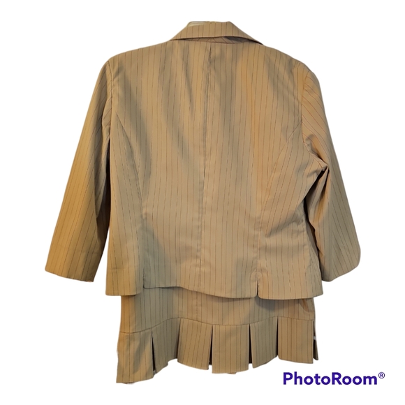EUC Studio I Petite 2-piece suit, 3/4 length sleeves,  tan w/pinstripes, 14P - Picture 2 of 7